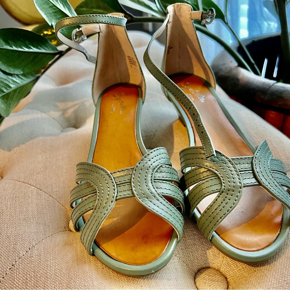 Sandals Seychelles 7.5 never been worn